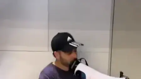מרדכי דוד מחוץ לביתה של לוסי אהריש