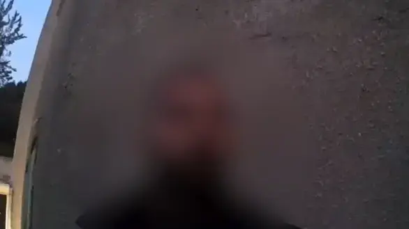 ירה מעל ראשה של האישה בזמן שהכינה קפה