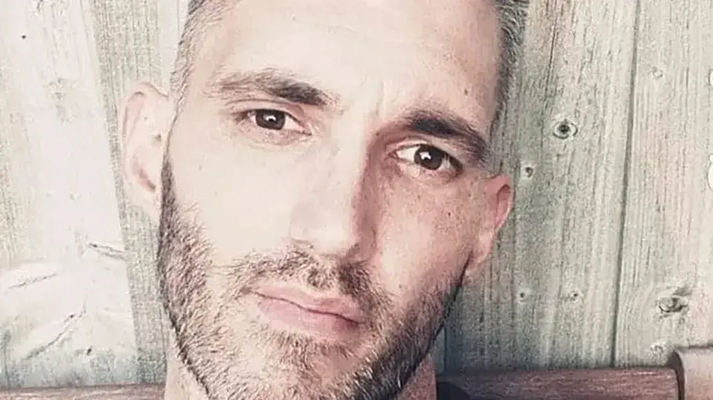 הבלש שון פארי ניהל רומן עם רבקה האט - בתחנת המשטרה