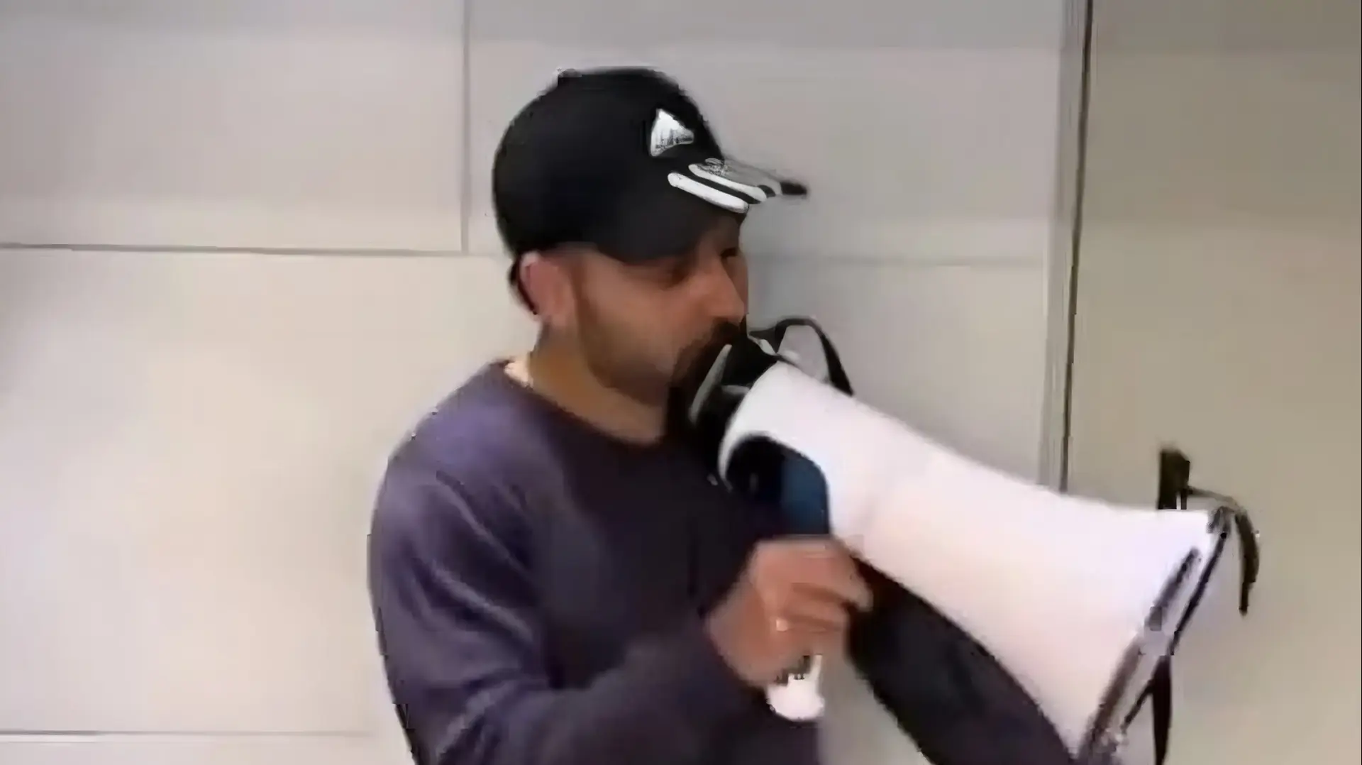 מרדכי דוד מחוץ לביתה של לוסי אהריש מרדכי דוד מחוץ לביתה של לוסי אהריש