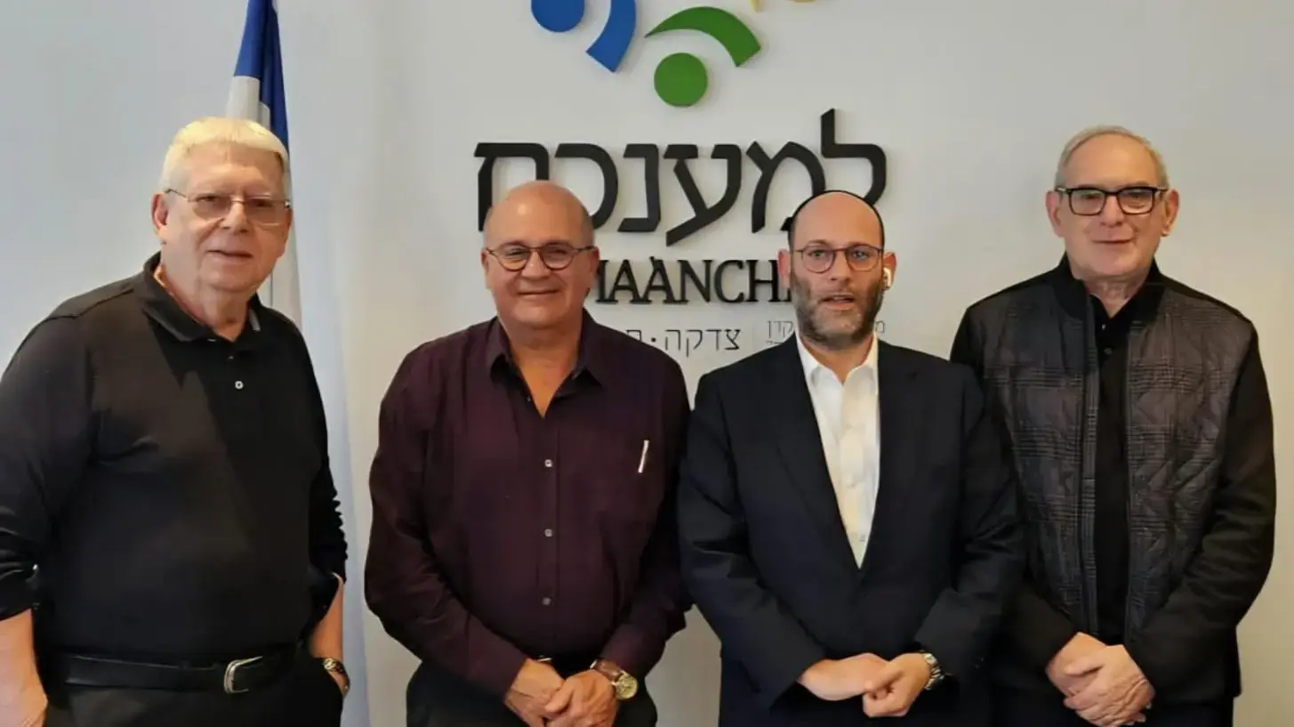 מצטרף לארגון וילווה הקמת מרכז חדש להפרעות אכילה. פרופ' חזי לוי עם מנהלי "למענכם" מצטרף לארגון וילווה הקמת מרכז חדש להפרעות אכילה. פרופ' חזי לוי עם מנהלי "למענכם"