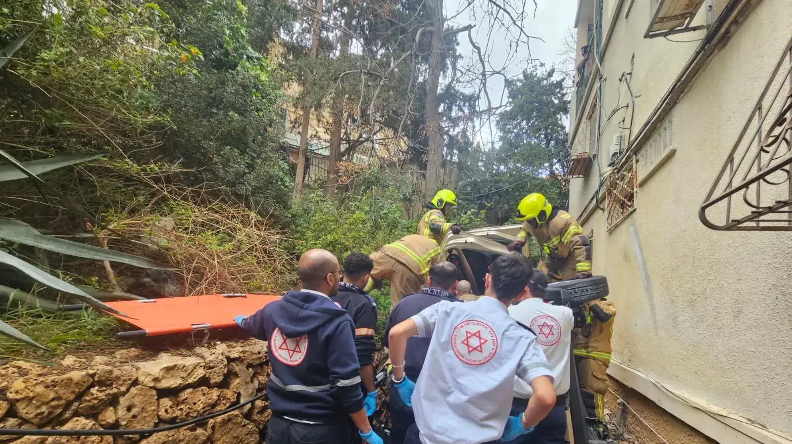 רכב שהתדרדר ונפל לחצר בניין מגורים, חיפה. 23 בפברואר 2026