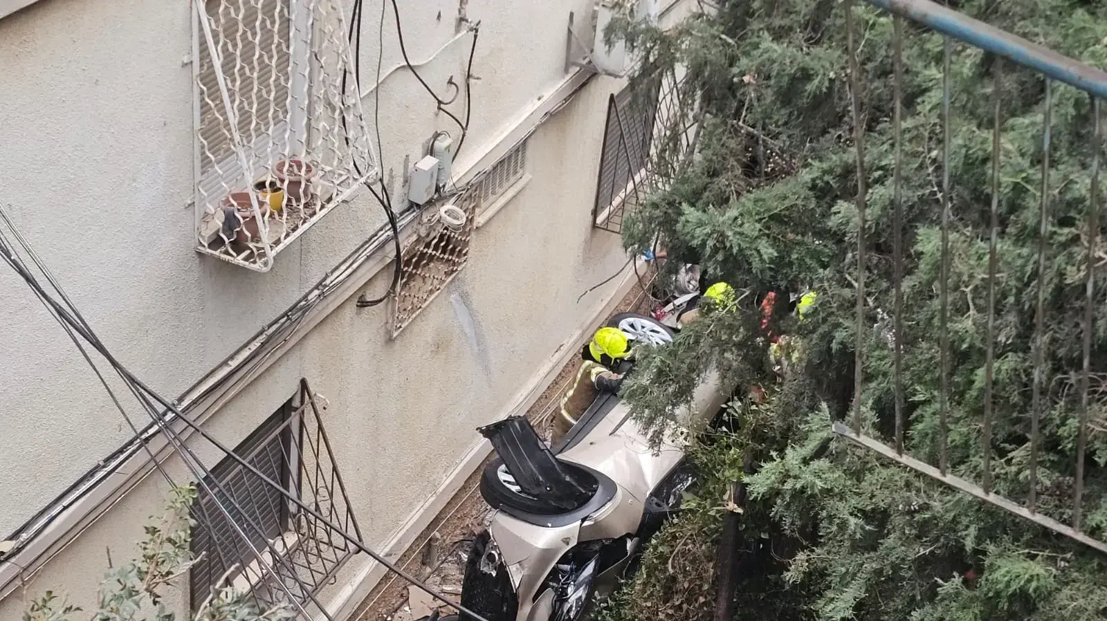 רכב שהתדרדר ונפל לחצר בניין מגורים, חיפה. 23 בפברואר 2026 רכב שהתדרדר ונפל לחצר בניין מגורים, חיפה. 23 בפברואר 2026