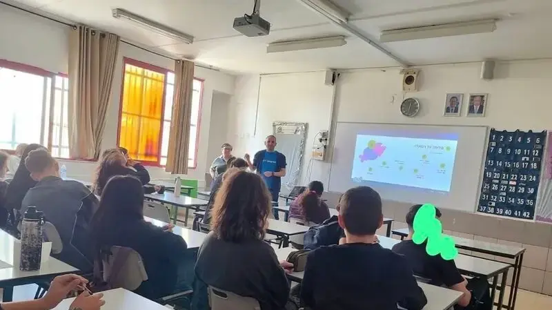 אנשי הייטק נכנסים לכיתות ט' אנשי הייטק נכנסים לכיתות ט'