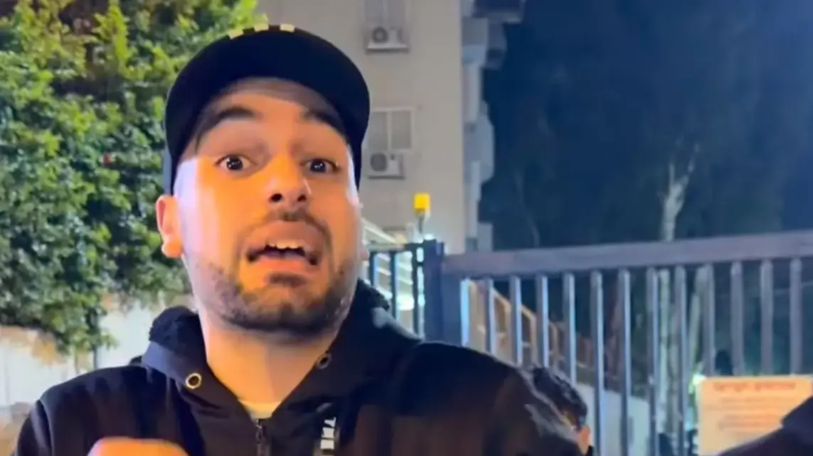 מרדכי דוד מפגין מחוץ לביתה של לוסי אהריש