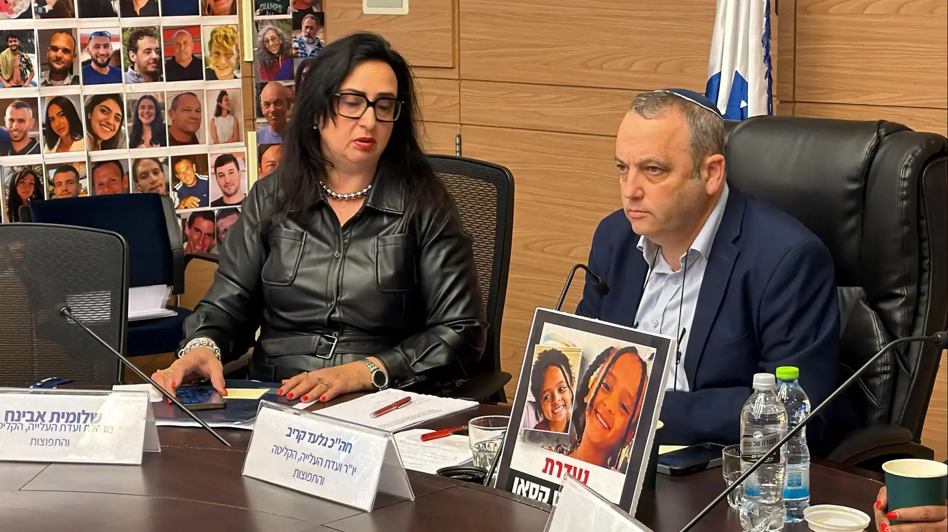 בהשתתפות משפחתה ועם תמונתה שולחן הוועדה, החל הדיון במלאת שנתיים להיעלמות הילדה היימנוט קסאו