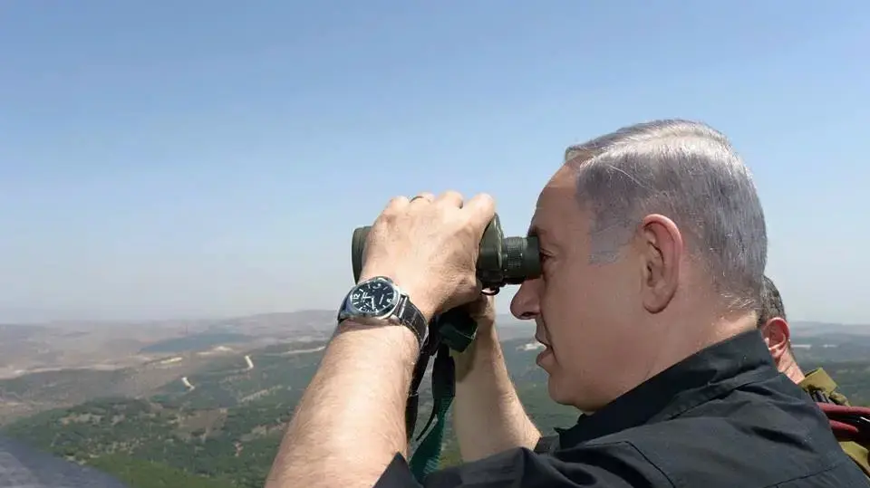 בנימין נתניהו עם משקפת ושעון בנימין נתניהו עם משקפת ושעון