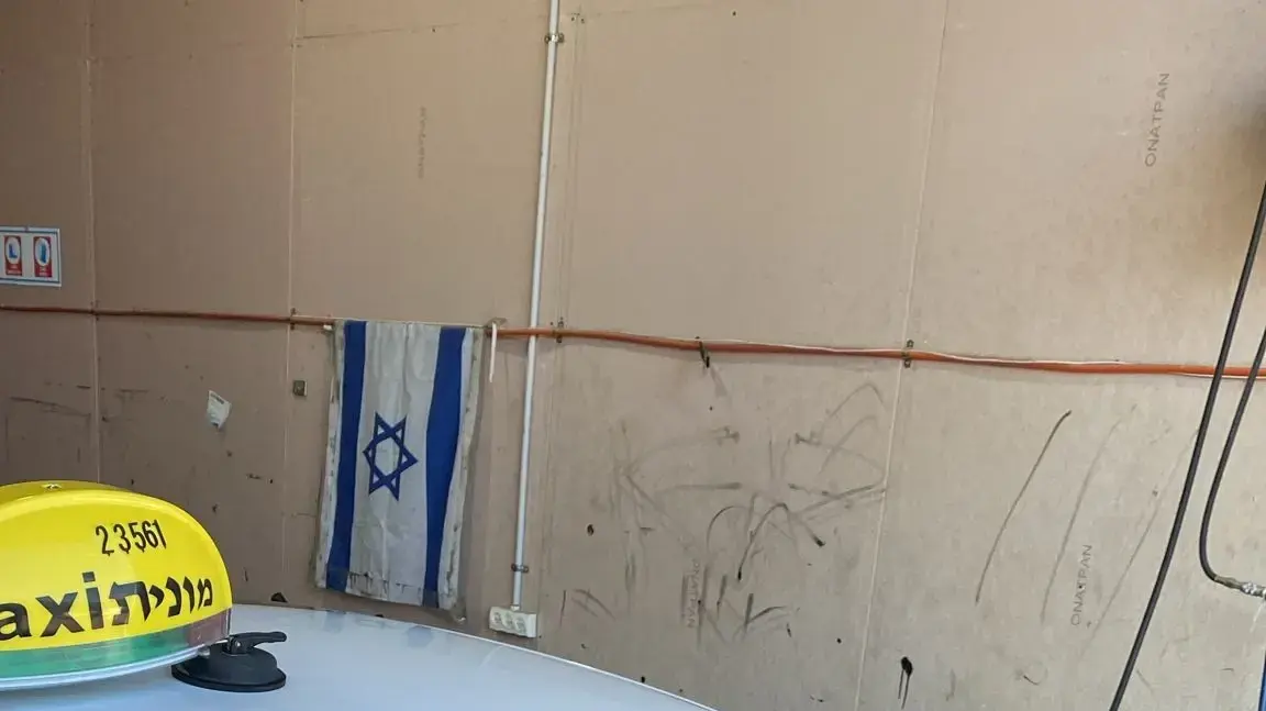 מונית שנפגעה מניפוץ שמשות בקיבוץ מחניים מונית שנפגעה מניפוץ שמשות בקיבוץ מחניים