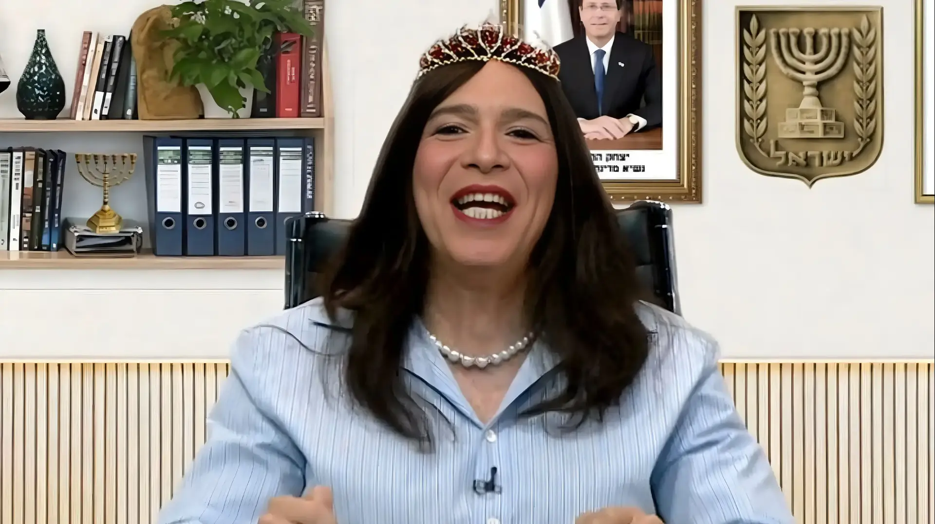 יובל סמו בתפקיד מירי רגב, "ארץ נהדרת" יובל סמו בתפקיד מירי רגב, "ארץ נהדרת"