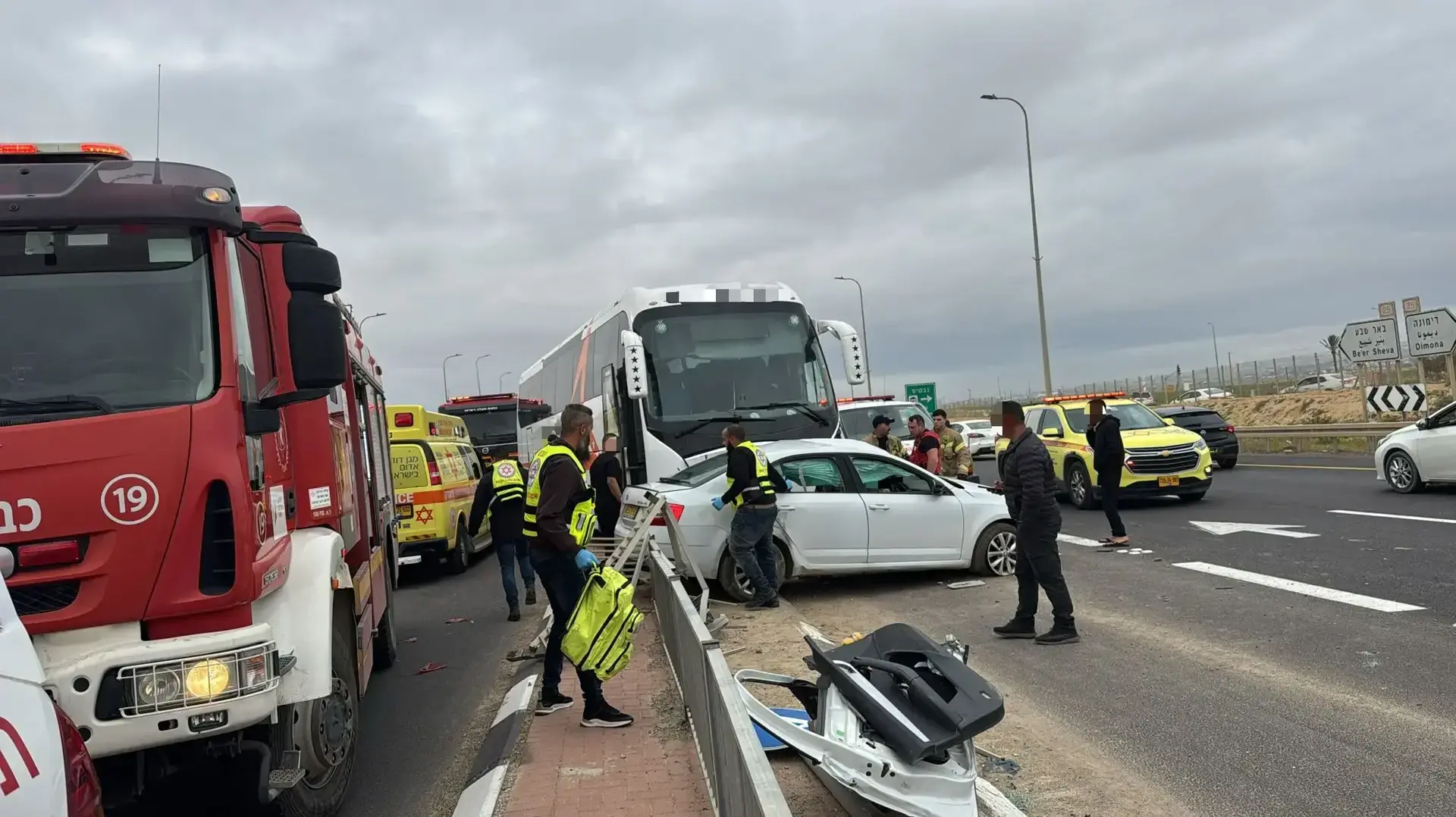 תאונת דרכים בין אוטובוס לרכב בכביש 25 בסמוך לנבטים, 26 בפברואר 2026 תאונת דרכים בין אוטובוס לרכב בכביש 25 בסמוך לנבטים, 26 בפברואר 2026