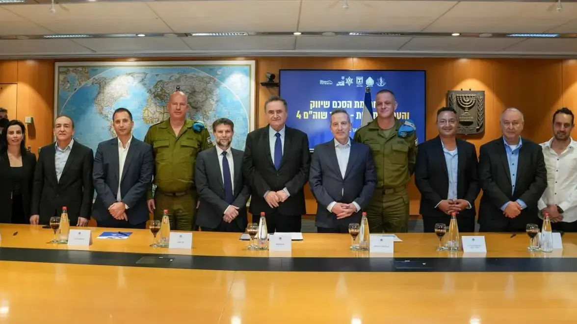 
הסכם היסטורי: משרד הביטחון, משרד האוצר ורשות מקרקעי ישראל חתמו על הסכם 'שוה"ם 4' לפינוי והעתקת 11 מחנות צה"ל נוספים ממרכזי הערים ואזורי הביקוש במרכז הארץ, שיביאו לבניית כ-19 אלף יחידות דיור.