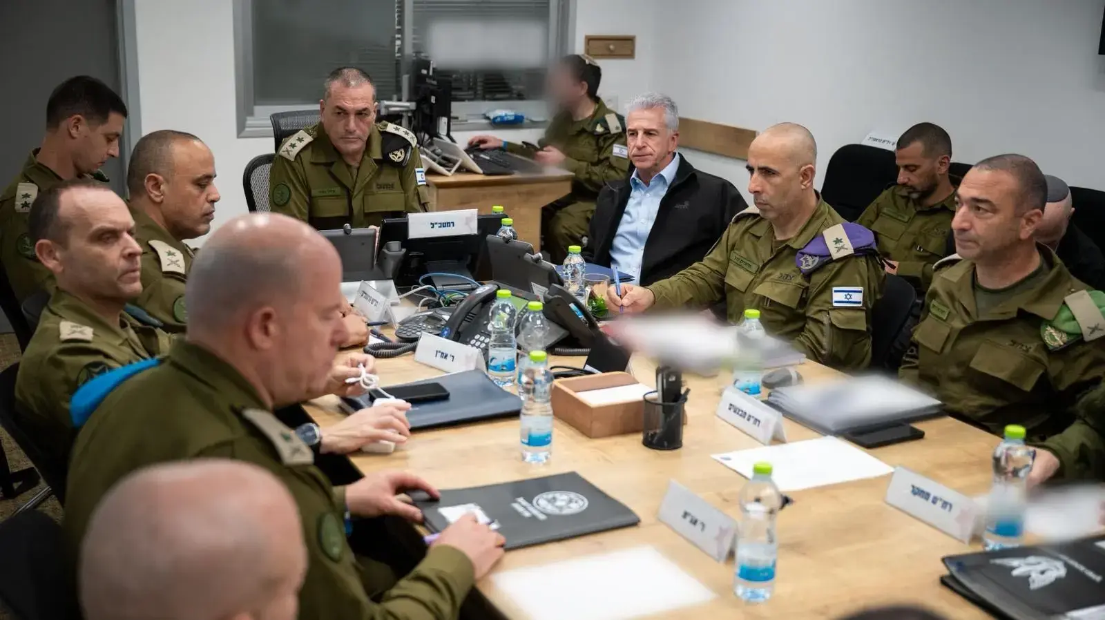 הרמטכ״ל, רב-אלוף אייל זמיר פיקד על תקיפות חיל האוויר באיראן יחד עם מפקד חיל האוויר, אלוף תומר בר ומפקדים נוספים. הרמטכ״ל, רב-אלוף אייל זמיר פיקד על תקיפות חיל האוויר באיראן יחד עם מפקד חיל האוויר, אלוף תומר בר ומפקדים נוספים.