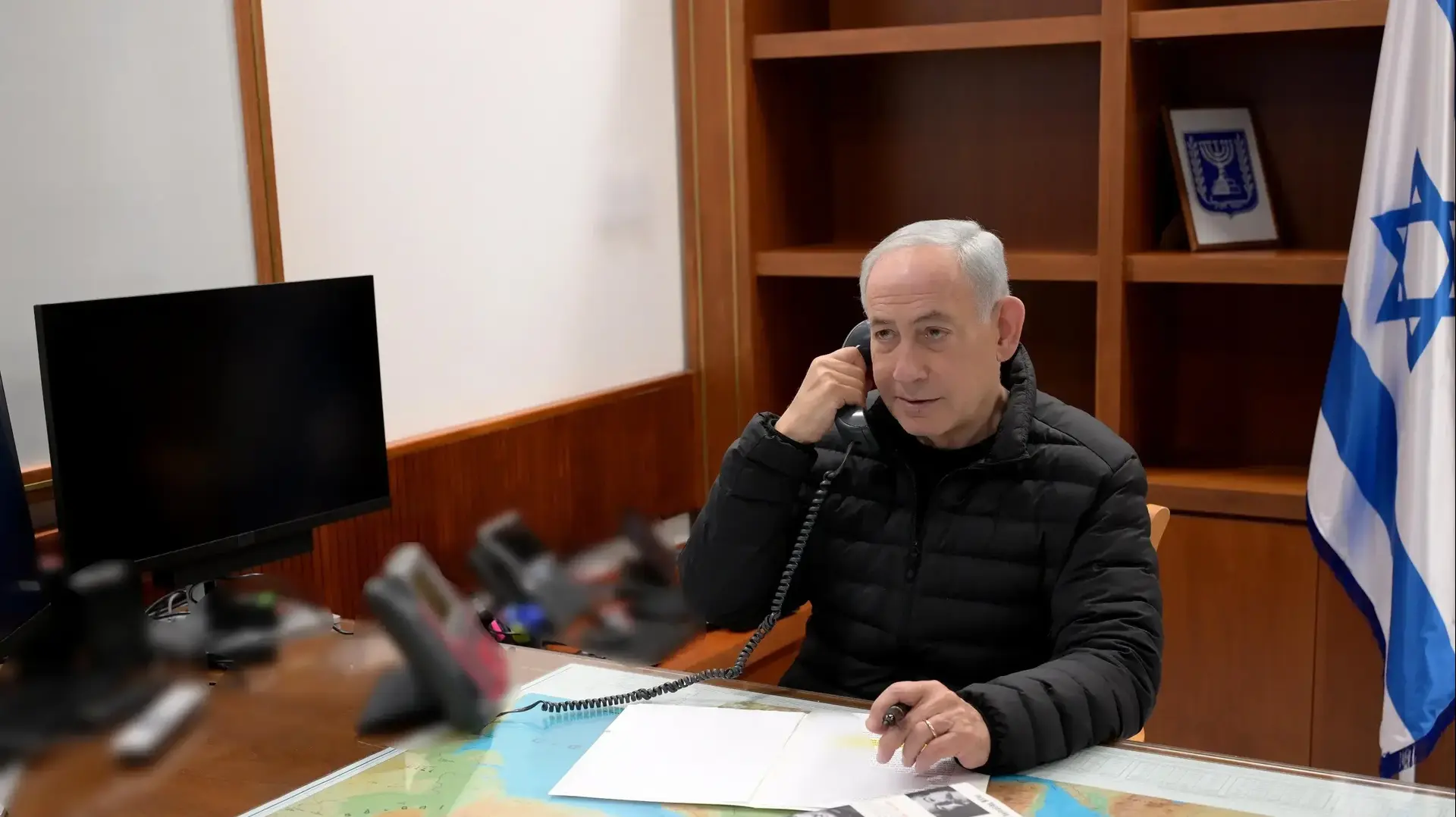 ראש הממשלה בנימין נתניהו בשיחתו עם נשיא ארה"ב דונלד טראמפ. ראש הממשלה בנימין נתניהו בשיחתו עם נשיא ארה"ב דונלד טראמפ.
