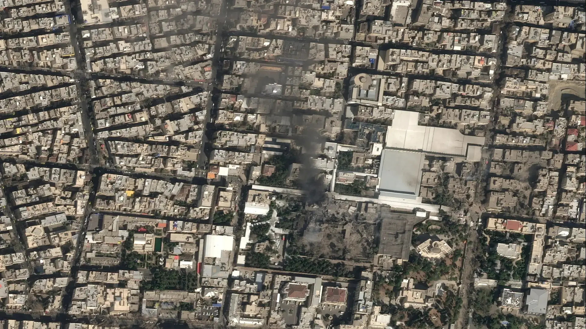תמונת לוויין מראה עשן שחור עולה ונזק כבד במתחם של המנהיג העליון של איראן, טהרן, איראן, 28 בפברואר 2026 תמונת לוויין מראה עשן שחור עולה ונזק כבד במתחם של המנהיג העליון של איראן, טהרן, איראן, 28 בפברואר 2026