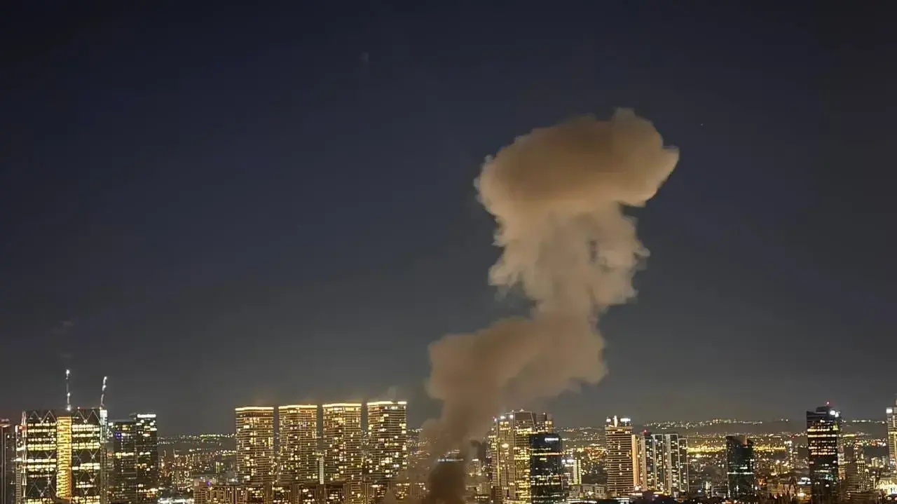 נפילה בעקבות תקיפה איראנית בתל אביב נפילה בעקבות תקיפה איראנית בתל אביב