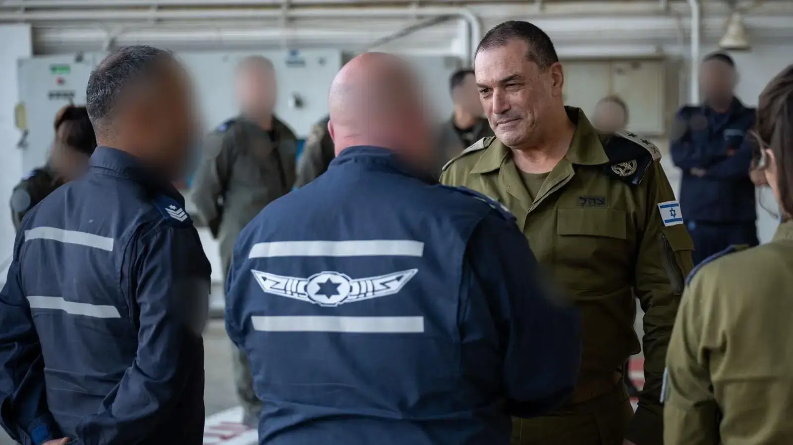 הרמטכ״ל לצוותי אוויר וקרקע בחיל האוויר שתקפו באיראן בתדרוך טרם היציאה למבצע הרמטכ״ל לצוותי אוויר וקרקע בחיל האוויר שתקפו באיראן בתדרוך טרם היציאה למבצע