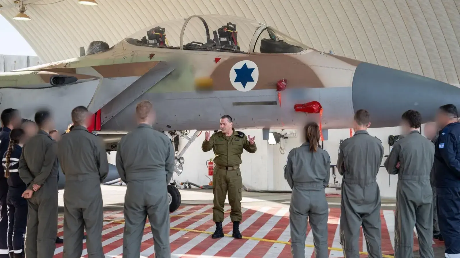 הרמטכ״ל לצוותי אוויר וקרקע בחיל האוויר שתקפו באיראן בתדרוך טרם היציאה למבצע הרמטכ״ל לצוותי אוויר וקרקע בחיל האוויר שתקפו באיראן בתדרוך טרם היציאה למבצע