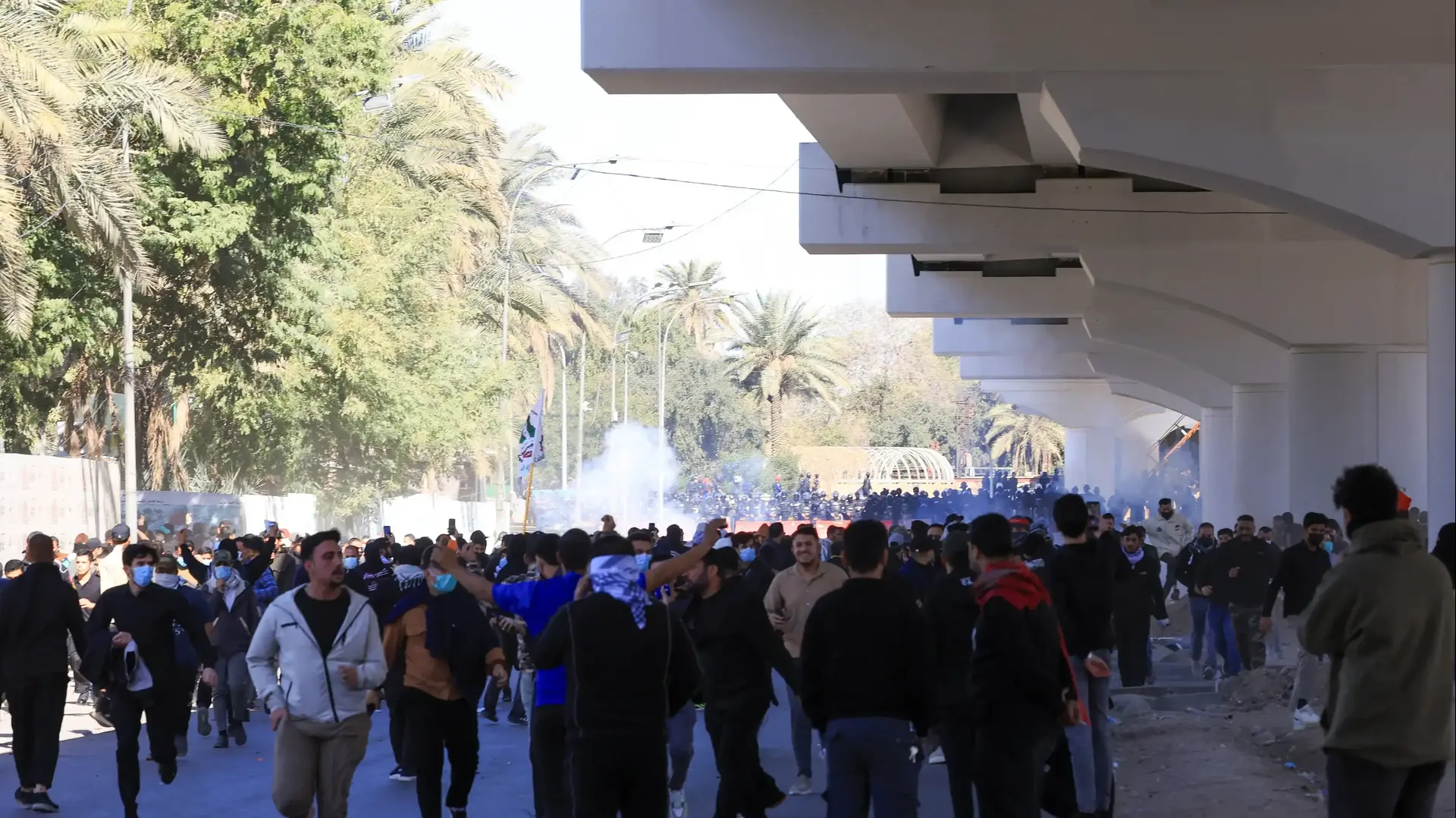 תומכי המיליציות השיעיות בעיראק מתאספים בבגדאד, לאחר חיסולו של המנהיג העליון של איראן, האייתוללה עלי חמינאי. תומכי המיליציות השיעיות בעיראק מתאספים בבגדאד, לאחר חיסולו של המנהיג העליון של איראן, האייתוללה עלי חמינאי.
