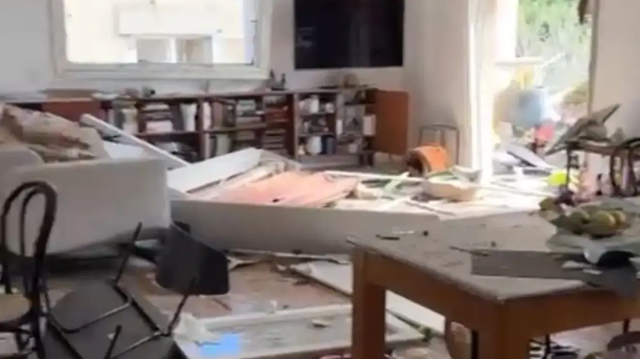 תיעודים מפגיעת הטיל האיראני בתל אביב. תיעודים מפגיעת הטיל האיראני בתל אביב.