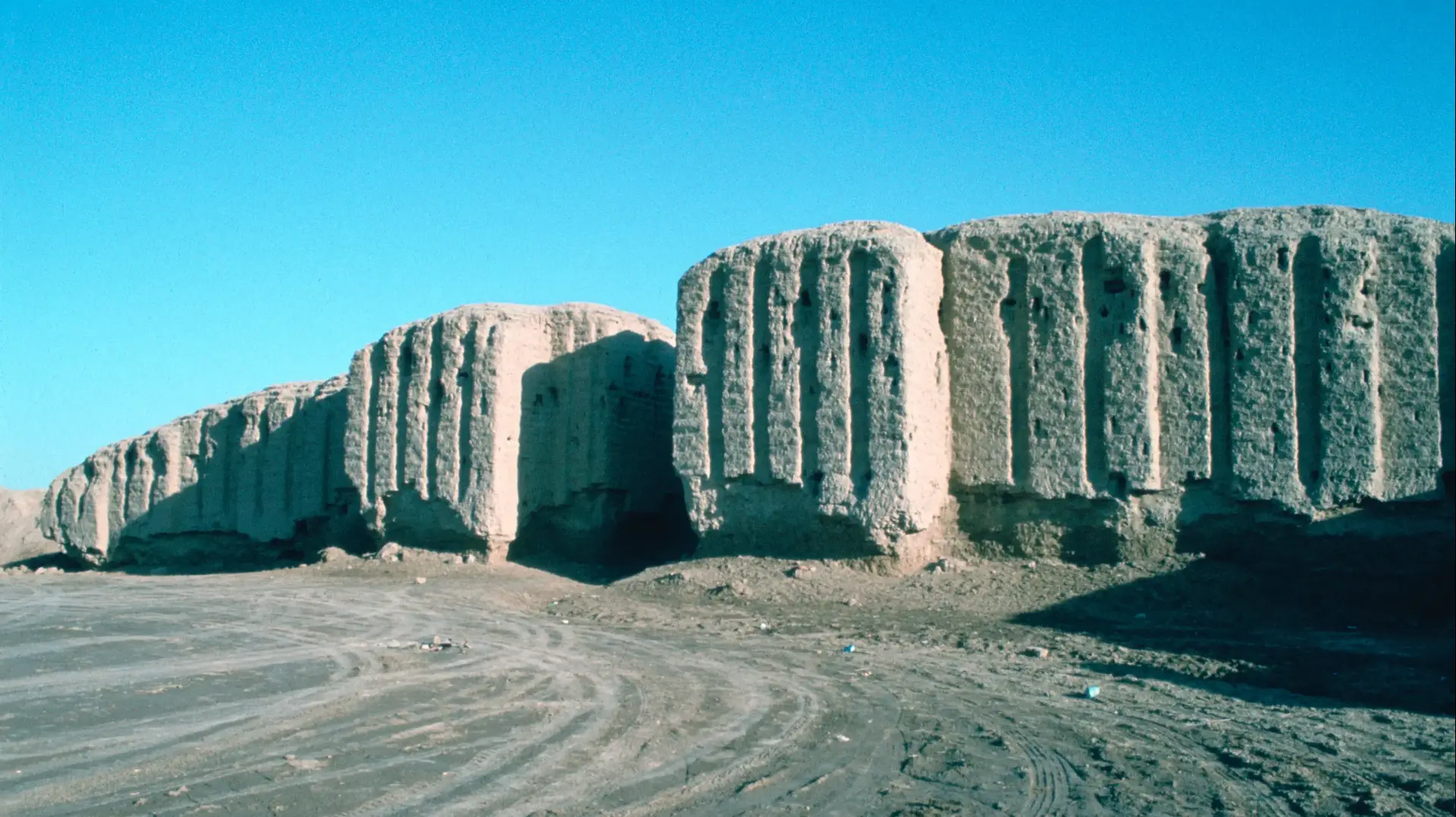 חומות כיש, עיראק, 1977. כיש היתה אחת מ-12 ערי-המדינה של תרבות שומר העתיקה במסופוטמיה חומות כיש, עיראק, 1977. כיש היתה אחת מ-12 ערי-המדינה של תרבות שומר העתיקה במסופוטמיה