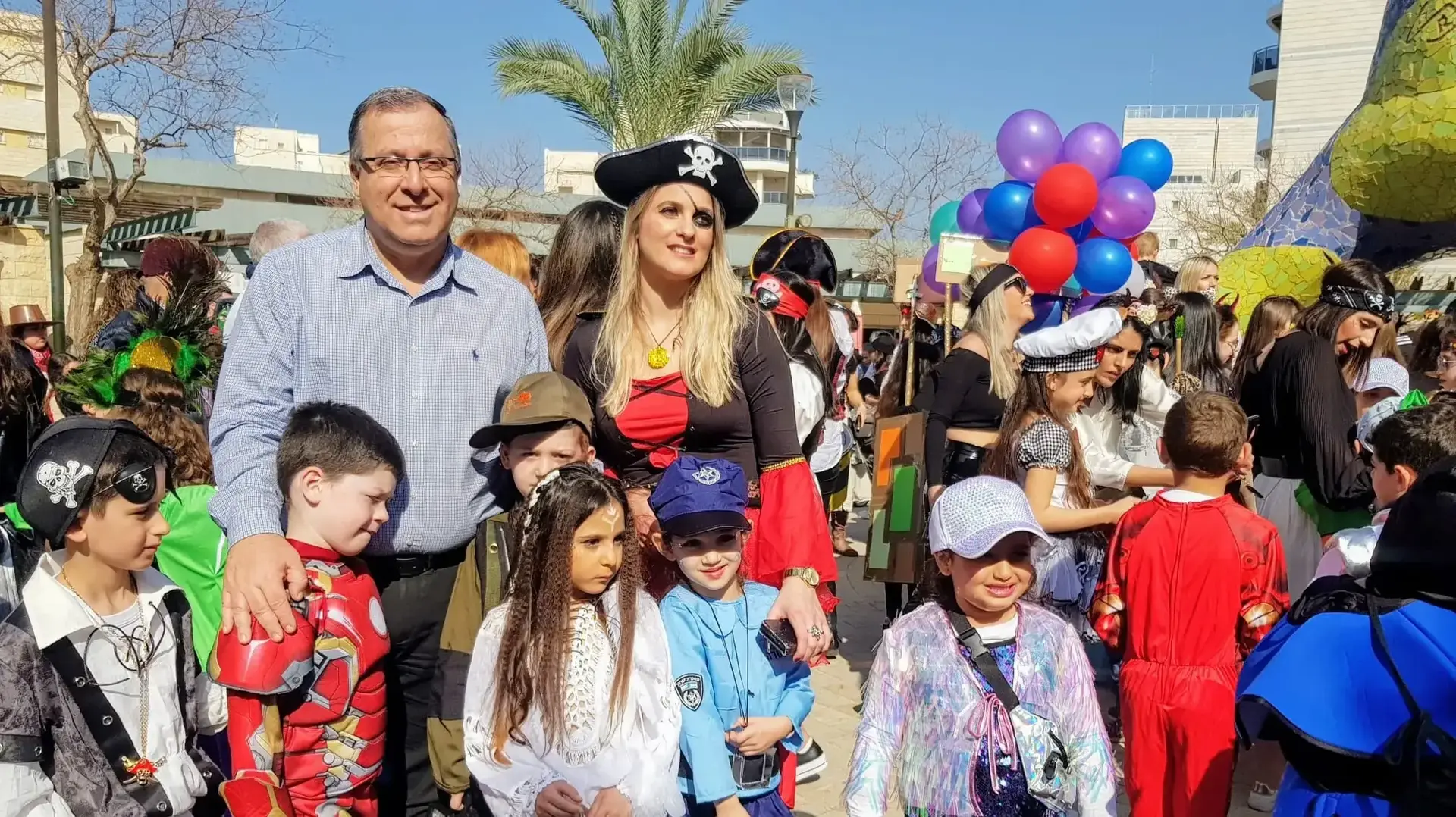 אלי דוקורסקי, ראש עיריית קריית ביאליק עם ילדים מחופשים