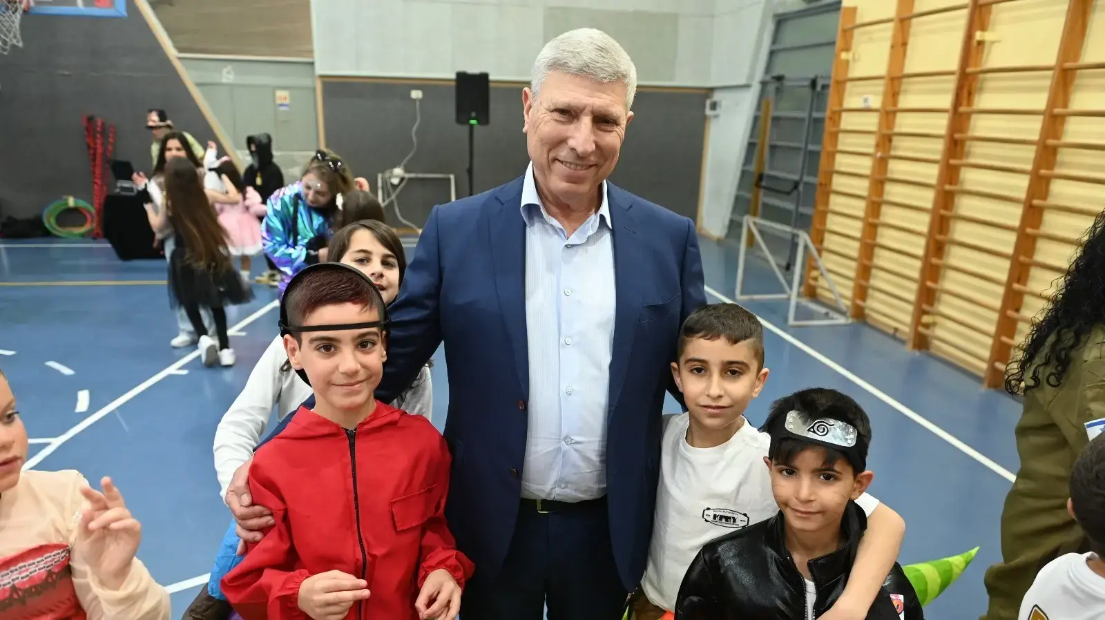 יעקב פרץ, ראש עיריית קריית אתא עם ילדים מחופשים יעקב פרץ, ראש עיריית קריית אתא עם ילדים מחופשים