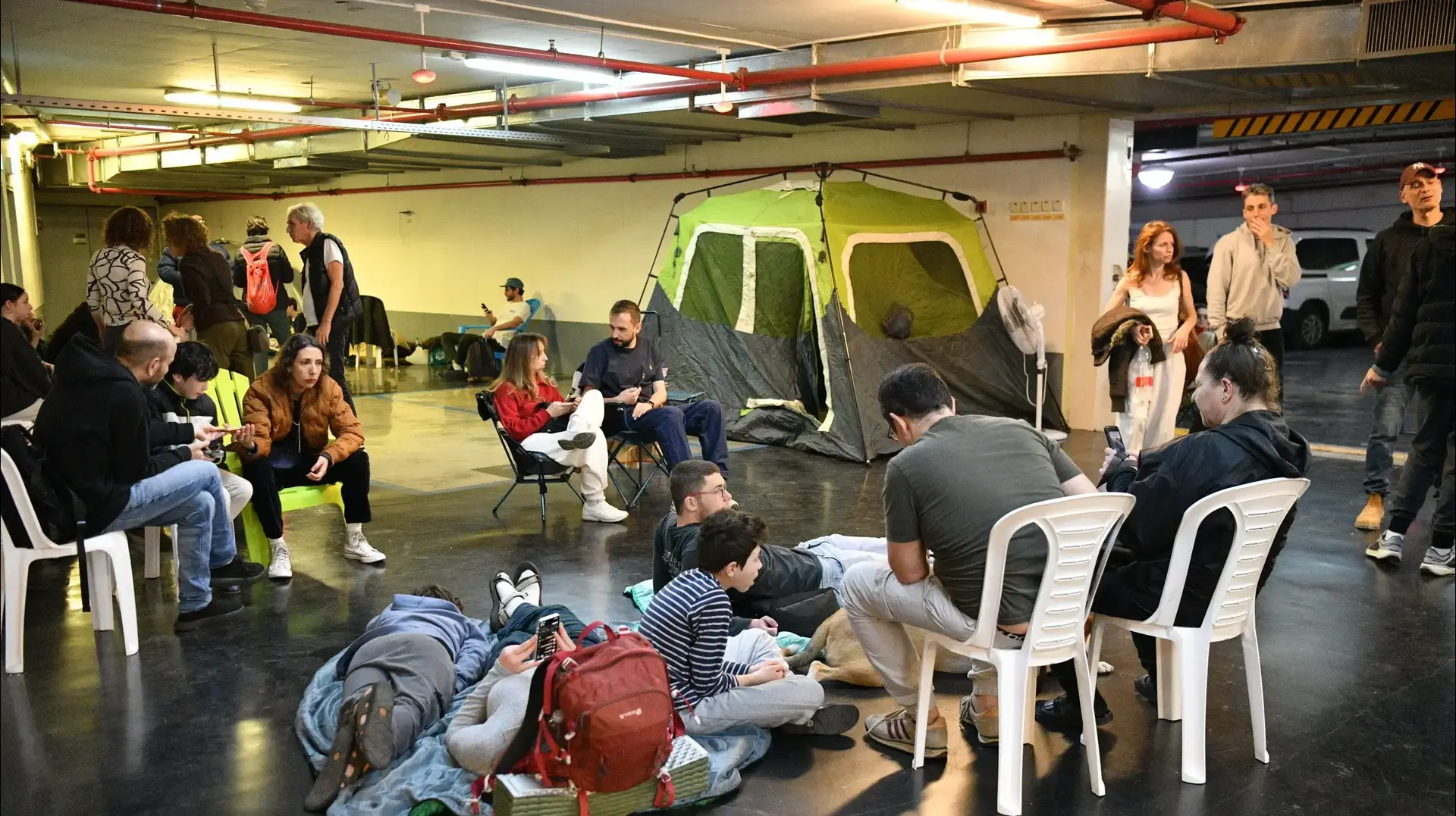 תופסים מחסה מפני טילים, מקלט ציבורי, חניון הבימה, 1 במרץ 2026 תופסים מחסה מפני טילים, מקלט ציבורי, חניון הבימה, 1 במרץ 2026