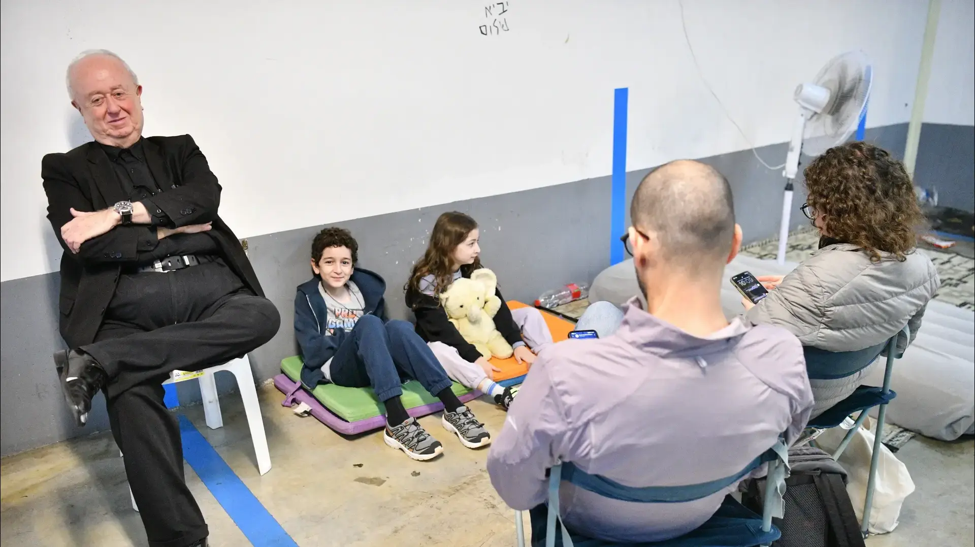 תופסים מחסה מפני טילים, מקלט ציבורי, חניון הבימה, 1 במרץ 2026 תופסים מחסה מפני טילים, מקלט ציבורי, חניון הבימה, 1 במרץ 2026