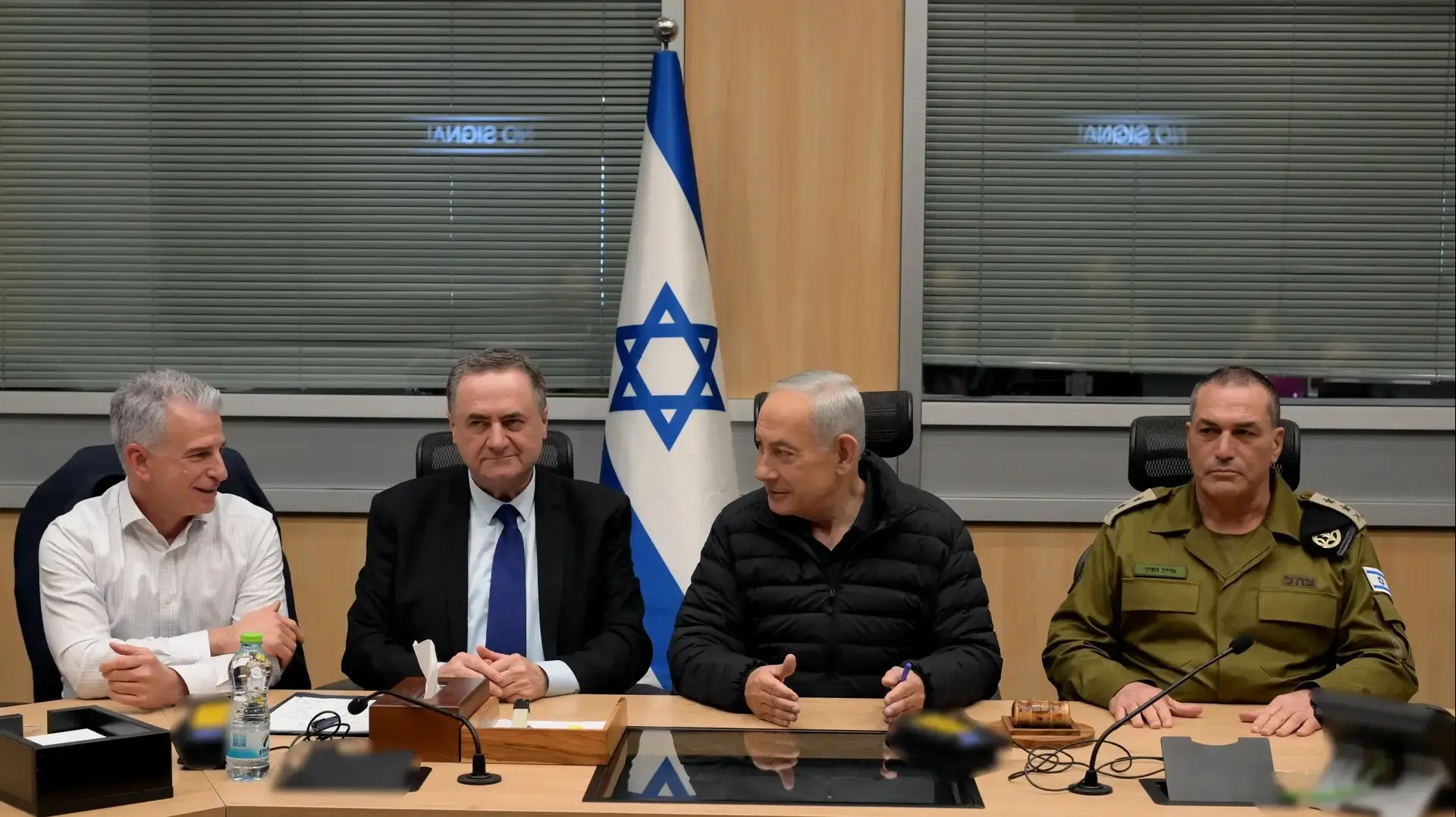 ראש הממשלה בנימין נתניהו בדיון ביטחוני בקריה עם שר הביטחון ישראל כ"ץ, הרמטכ"ל אייל זמיר וראש המוסד דדי ברנע, 1 במרץ 2026 ראש הממשלה בנימין נתניהו בדיון ביטחוני בקריה עם שר הביטחון ישראל כ"ץ, הרמטכ"ל אייל זמיר וראש המוסד דדי ברנע, 1 במרץ 2026
