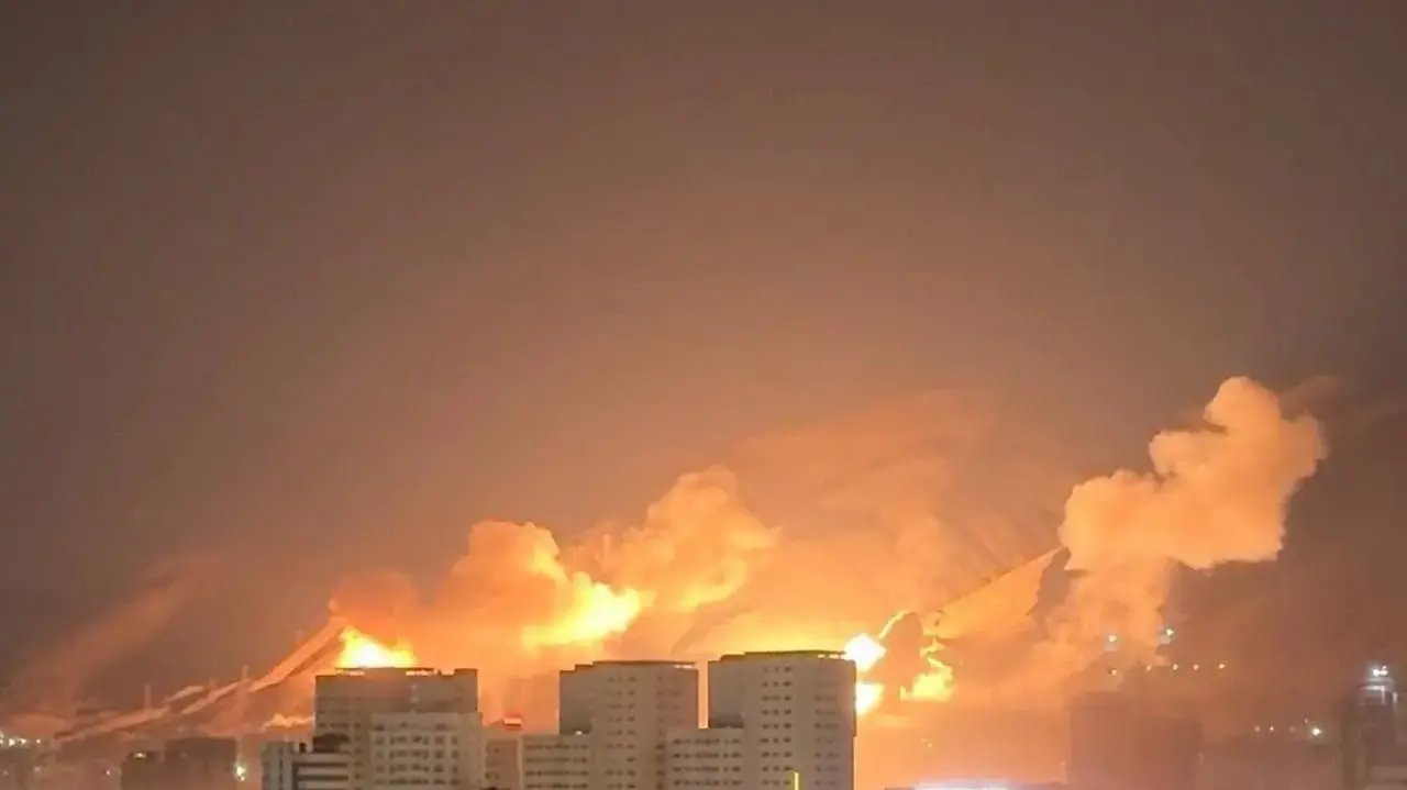 אש ותמרות עשן עקב תקיפות ברחבי טהרן אש ותמרות עשן עקב תקיפות ברחבי טהרן