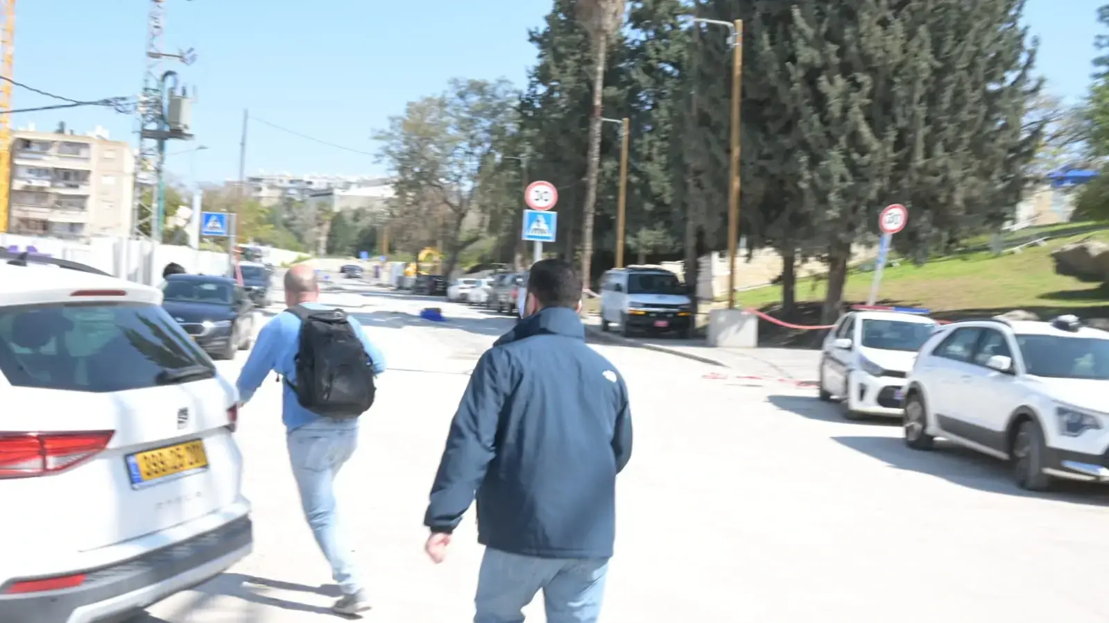 אנשים בדרך למרחב מוגן בזמן אזעקה, בית שמש, 2 במרץ 2026 אנשים בדרך למרחב מוגן בזמן אזעקה, בית שמש, 2 במרץ 2026