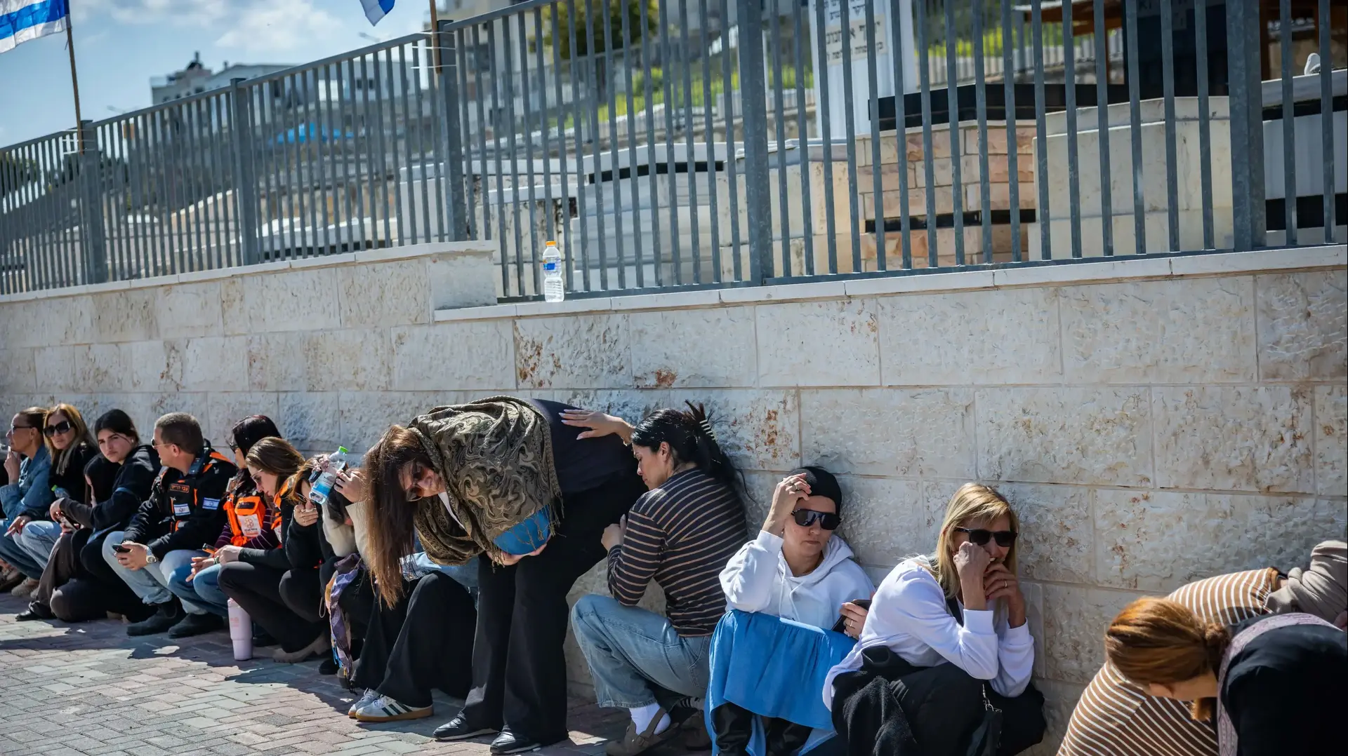 אנשים משתטחים ותופסים מחסה בזמן הלווית אורן כץ, בית שמש, 2 במרץ 2026 אנשים משתטחים ותופסים מחסה בזמן הלווית אורן כץ, בית שמש, 2 במרץ 2026