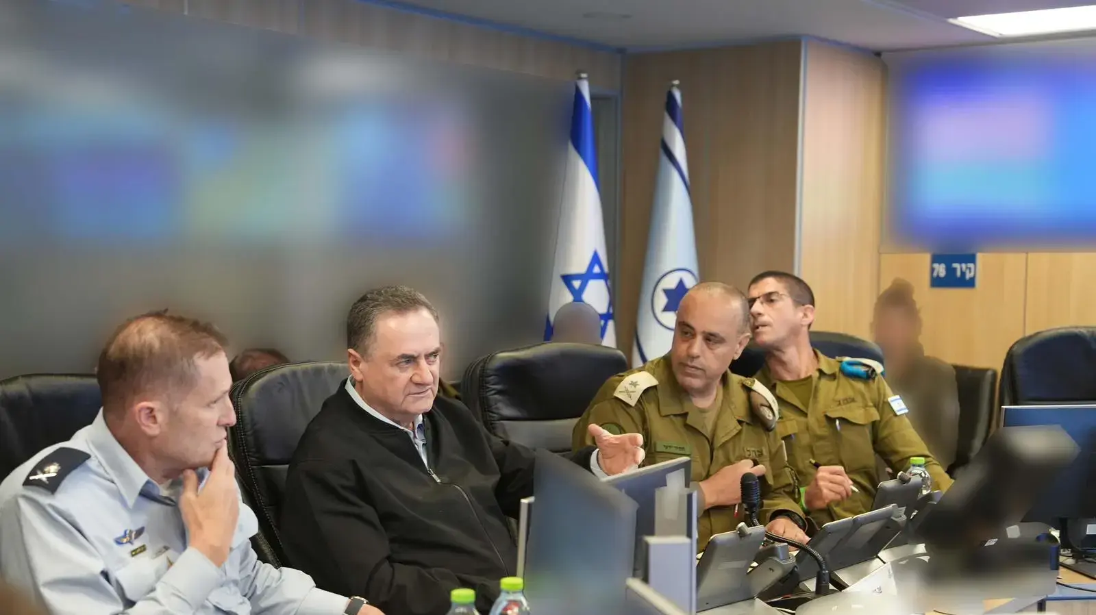 שר הביטחון ישראל כ"ץ בהערכת מצב בבור חיל האוויר, ביחד עם סגן הרמטכ"ל, אלוף תמיר ידעי, מפקד חיל האוויר, אלוף תומר בר, ראש אמ"ן, אלוף שלומי בינדר, תת-אלוף עומר טישלר, מנכ"ל משרד הביטחון, אלוף (מיל׳) אמיר ברעם, מזכ"צ שהב"ט, תת-אלוף גיא מרקיזנו, 2 במרץ 2026 שר הביטחון ישראל כ"ץ בהערכת מצב בבור חיל האוויר, ביחד עם סגן הרמטכ"ל, אלוף תמיר ידעי, מפקד חיל האוויר, אלוף תומר בר, ראש אמ"ן, אלוף שלומי בינדר, תת-אלוף עומר טישלר, מנכ"ל משרד הביטחון, אלוף (מיל׳) אמיר ברעם, מזכ"צ שהב"ט, תת-אלוף גיא מרקיזנו, 2 במרץ 2026