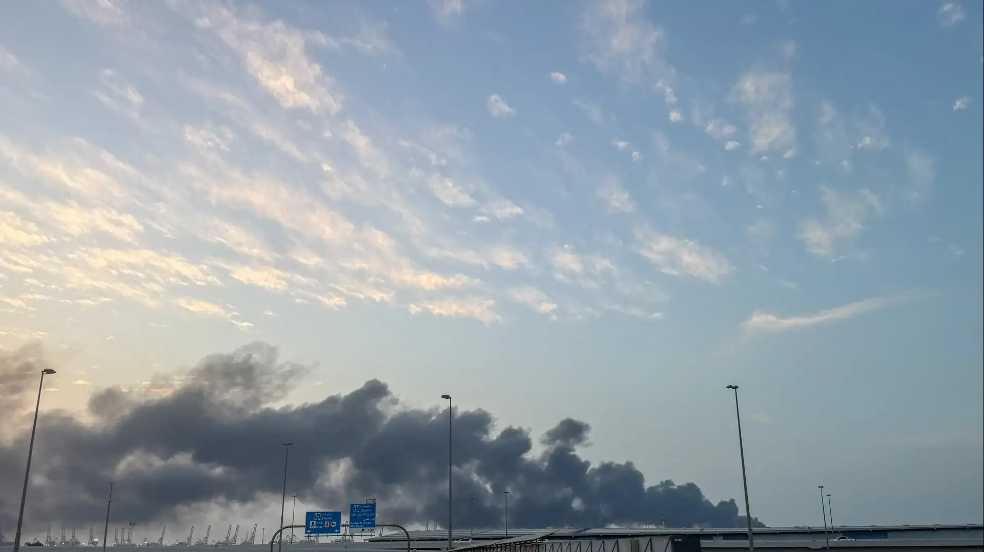 עשן באיחוד האמירויות בעקבות התקפה איראנית עשן באיחוד האמירויות בעקבות התקפה איראנית