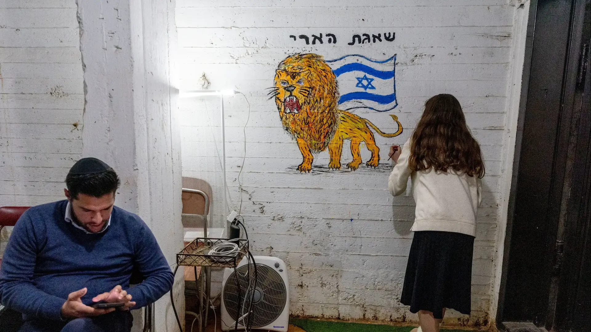 נערה מאיירת אריה שואג, מקלט ציבורי, פתח תקווה, 2 במרץ 2026