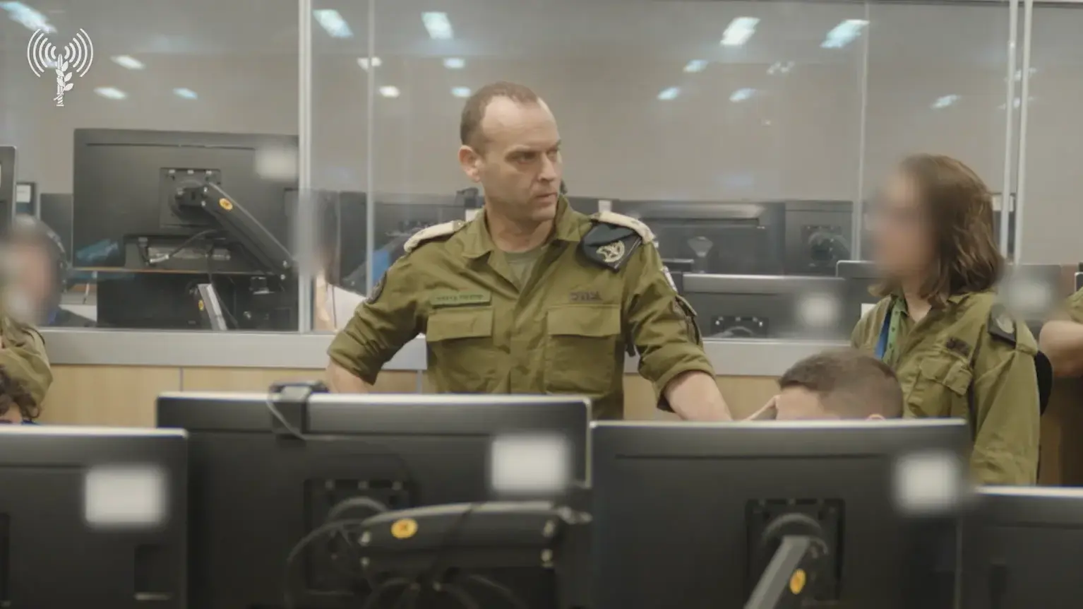 ראש אמ״ן, שלומי בינדר בהערכת מודיעין בבור יחד עם מפקדי וחיילי חטיבת המחקר