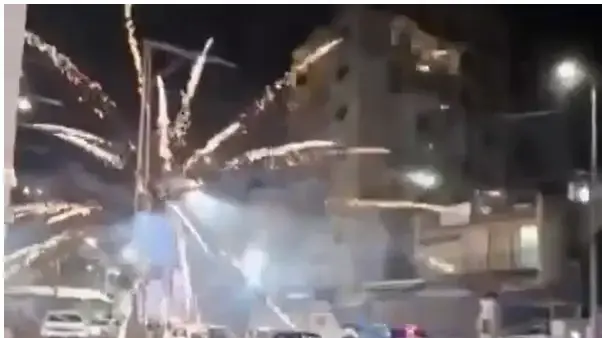 זיקוקים בבני ברק לאחר נפילת יירוט זיקוקים בבני ברק לאחר נפילת יירוט