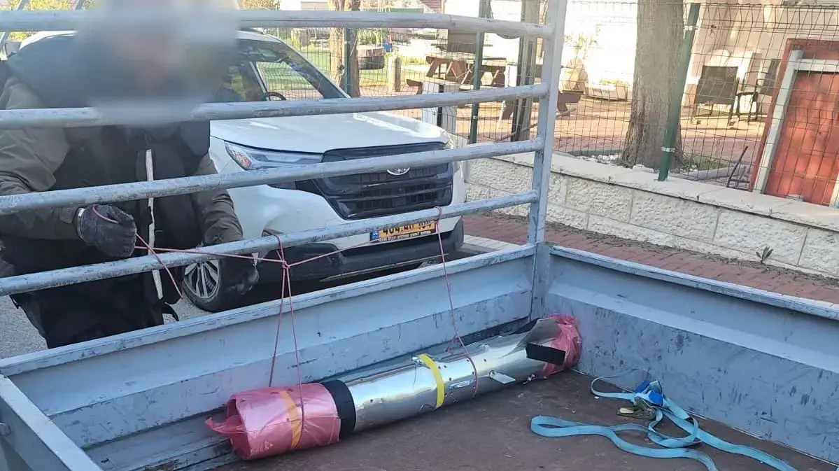 ראש נפץ של מיירט שנפל לאחר מטח, ונלקח על ידי אזרח לביתו. שוטרי מחוז ש״י וחבלני מג״ב איו״ש איתרו את החשוד במעשה, אספו בבטחה והשמידו את הפריט.
3 במרץ 2026 ראש נפץ של מיירט שנפל לאחר מטח, ונלקח על ידי אזרח לביתו. שוטרי מחוז ש״י וחבלני מג״ב איו״ש איתרו את החשוד במעשה, אספו בבטחה והשמידו את הפריט.
3 במרץ 2026
