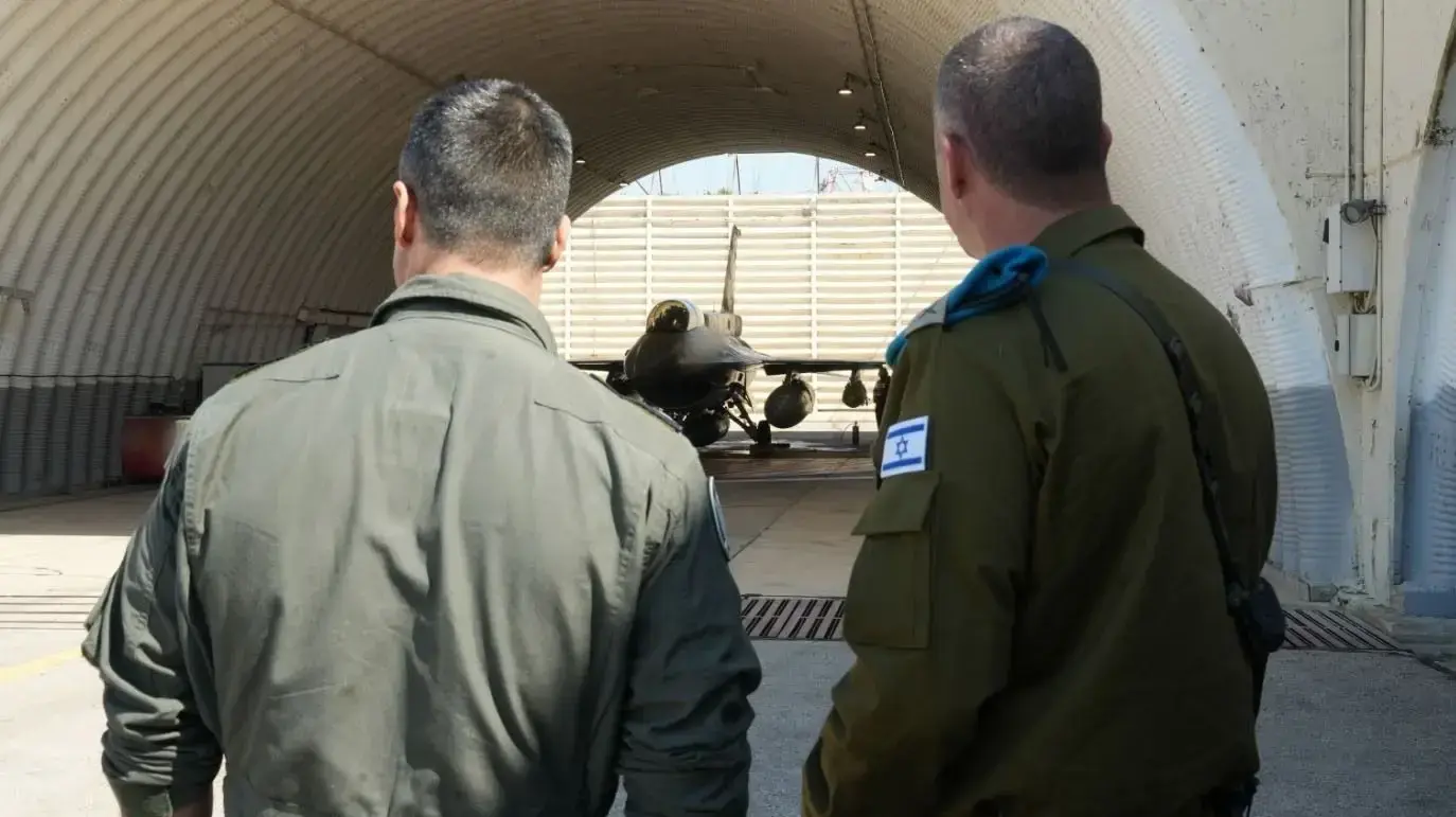 האלוף רמי אבודרהם ראש אגף הטכנולוגיה והלוגיסטיקה, בהערכות לפני מבצע "שאגת הארי"