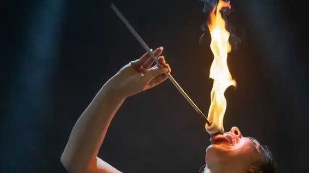 ראיסה בליני יורקת אש ראיסה בליני יורקת אש
