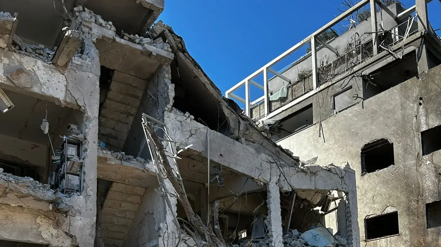זירה פגיעת רסיסי הטילים האיראנים בתל אביב. זירה פגיעת רסיסי הטילים האיראנים בתל אביב.