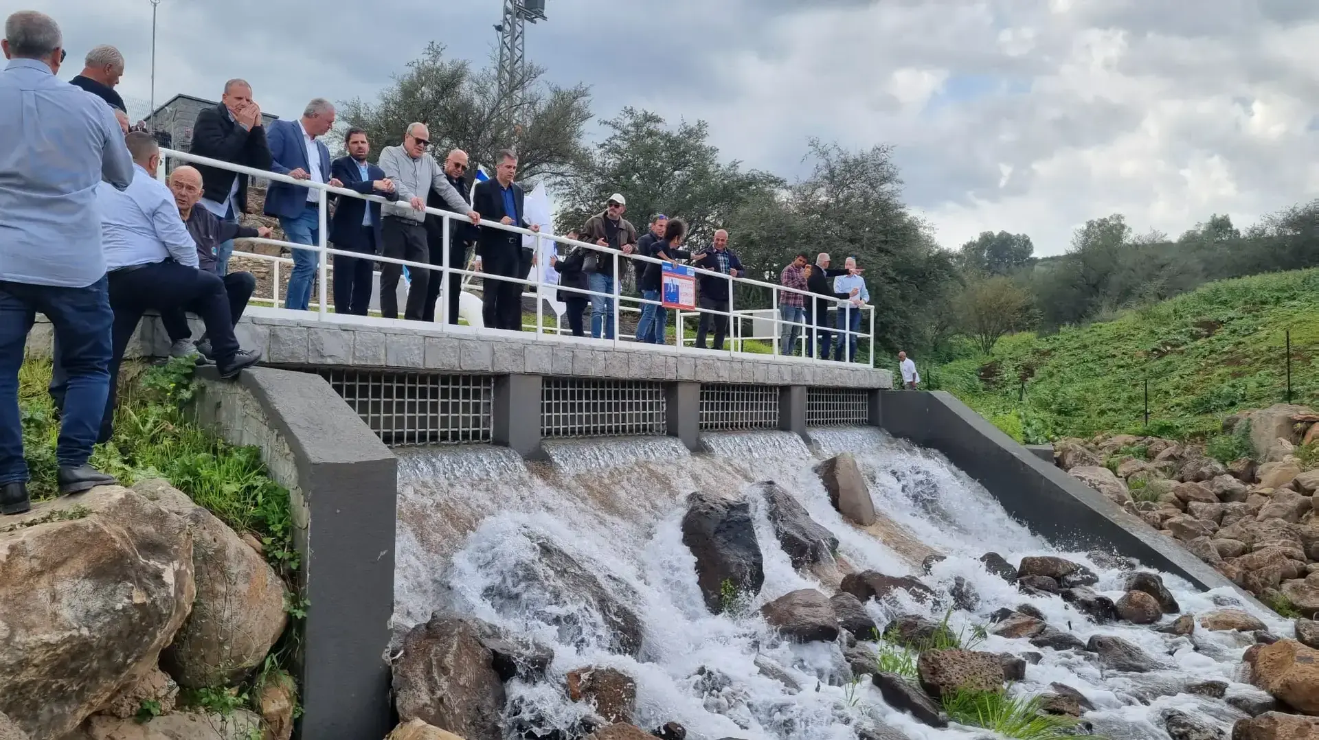 הזרמת מים לנחל צלמון ממתקן ההזרמה ברך הצלמון ומשם לכנרת