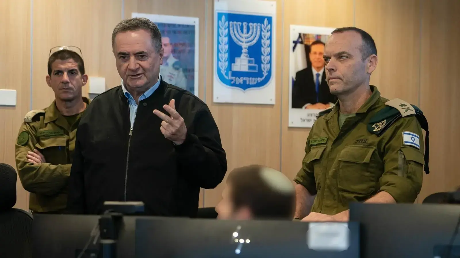 שר הביטחון ישראל כ"ץ ביקר באגף המודיעין עם ראש אמ"ן, אלוף שלומי בינדר, רח"ט מחקר, תא"ל אופיר מזרחי-רוזן, מזכ"צ שהב"ט, תא"ל גיא מרקיזנו, 4 במרץ 2026 שר הביטחון ישראל כ"ץ ביקר באגף המודיעין עם ראש אמ"ן, אלוף שלומי בינדר, רח"ט מחקר, תא"ל אופיר מזרחי-רוזן, מזכ"צ שהב"ט, תא"ל גיא מרקיזנו, 4 במרץ 2026