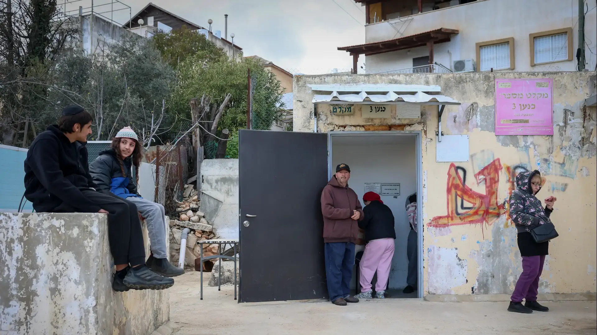 אנשים בכניסה למקלט,צפת, 4 במרץ 2026 אנשים בכניסה למקלט,צפת, 4 במרץ 2026