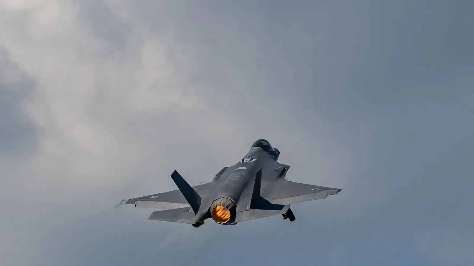 תיעוד מיוחד ממטוס קרב מסוג ״אדיר״ (F-35i): הושמד משגר טעון של משטר הטרור האיראני במערב איראן תיעוד מיוחד ממטוס קרב מסוג ״אדיר״ (F-35i): הושמד משגר טעון של משטר הטרור האיראני במערב איראן