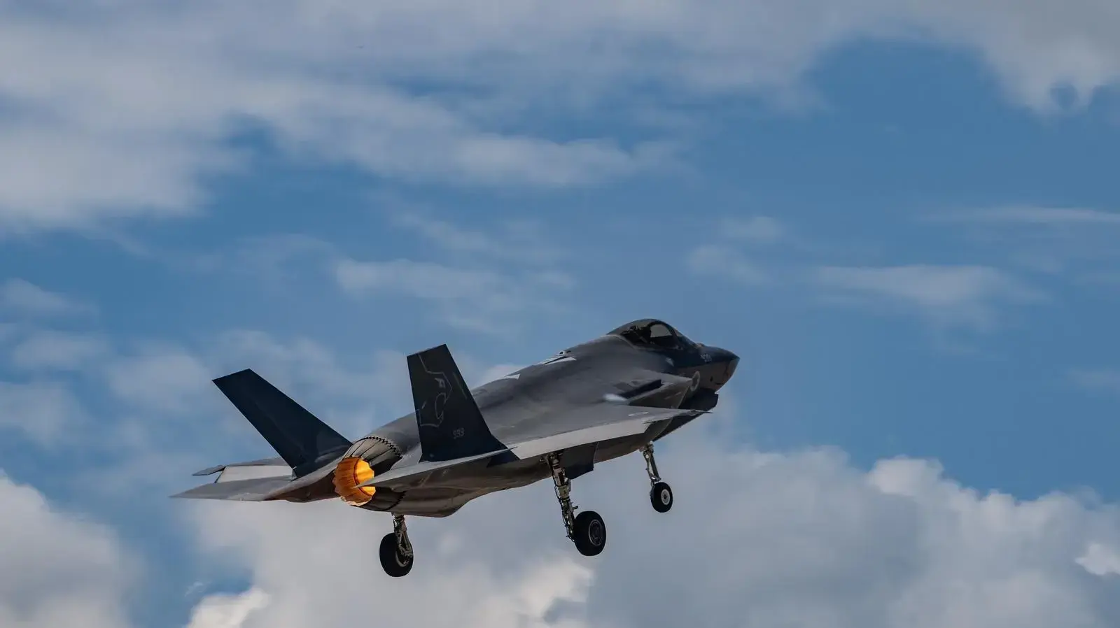 תיעוד מיוחד ממטוס קרב מסוג ״אדיר״ (F-35i): הושמד משגר טעון של משטר הטרור האיראני במערב איראן תיעוד מיוחד ממטוס קרב מסוג ״אדיר״ (F-35i): הושמד משגר טעון של משטר הטרור האיראני במערב איראן