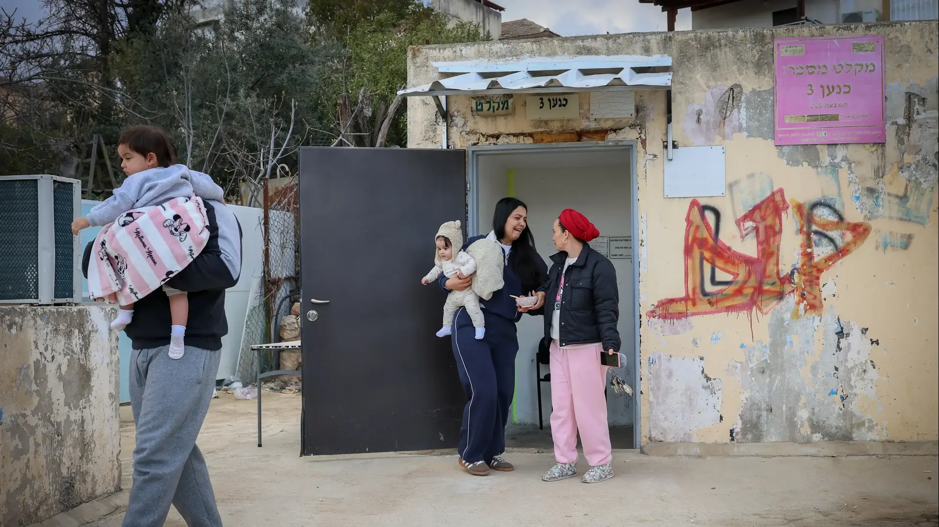 אנשים בכניסה למקלט,צפת, 4 במרץ 2026