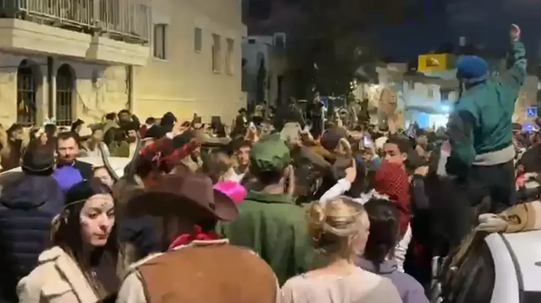 מסיבת רחוב המונית בירושלים בניגוד להנחיות