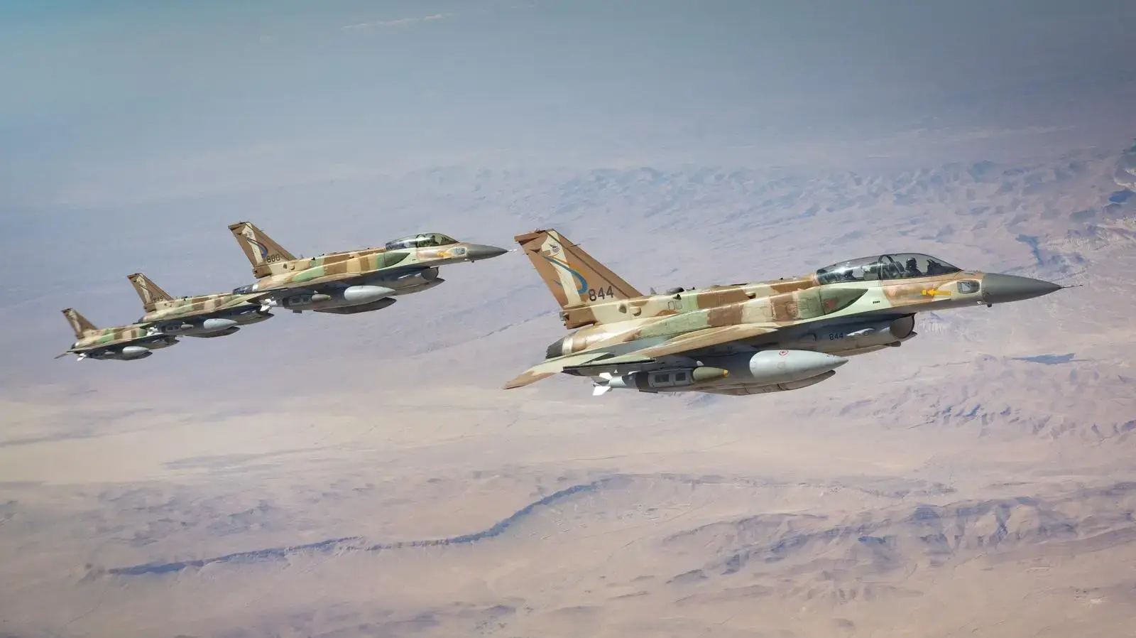 תיעוד ראשון מהאוויר: מטוסי קרב של חיל האוויר בדרכם לתקיפה באיראן תיעוד ראשון מהאוויר: מטוסי קרב של חיל האוויר בדרכם לתקיפה באיראן