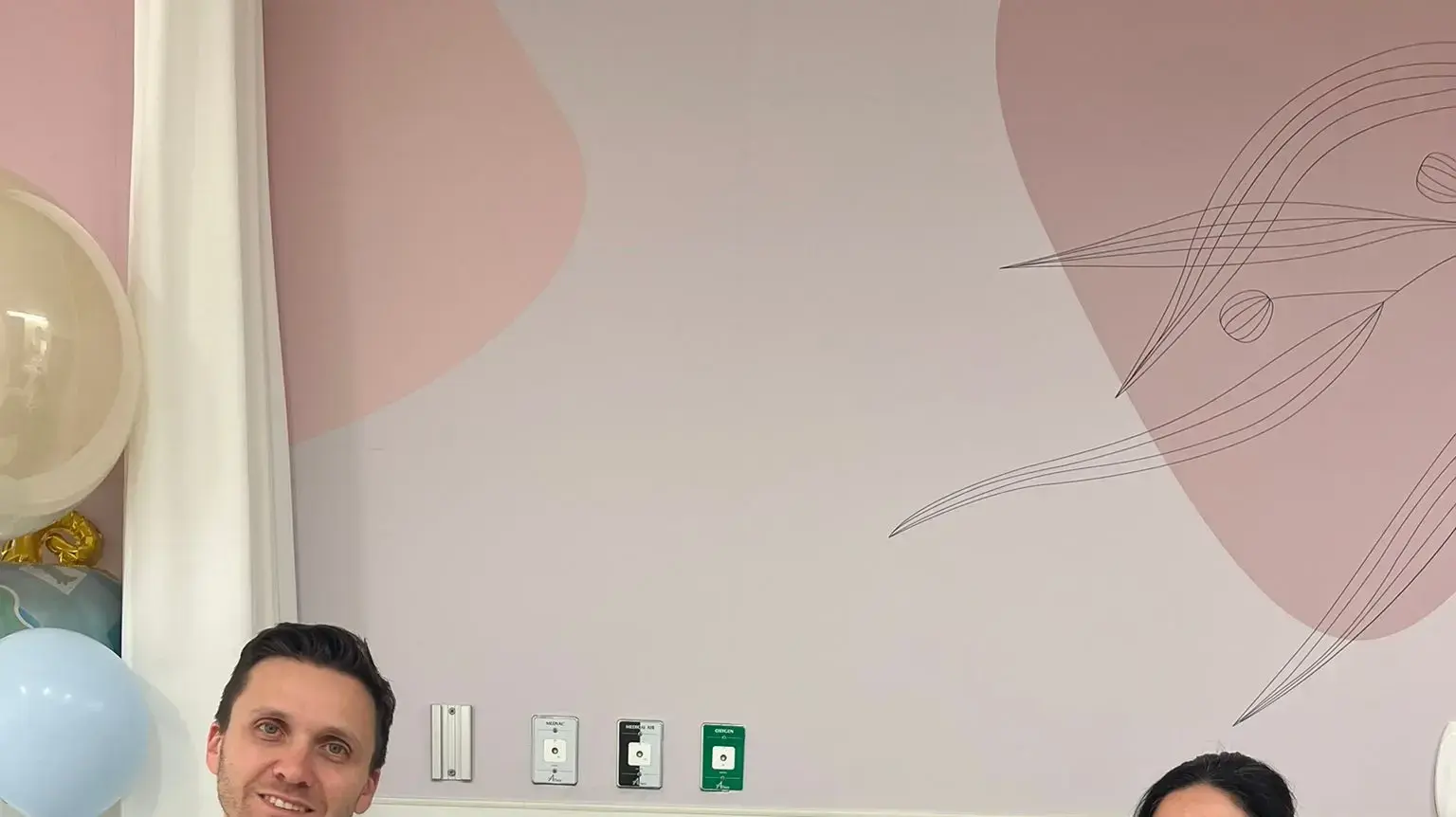מימין לשמאל: ד"ר יעל גנאור פז, סגנית מנהל אגף נשים ויולדות, רוני ואלין כהן, מנהל חדרי לידה, אילייה קליינר. מימין לשמאל: ד"ר יעל גנאור פז, סגנית מנהל אגף נשים ויולדות, רוני ואלין כהן, מנהל חדרי לידה, אילייה קליינר.